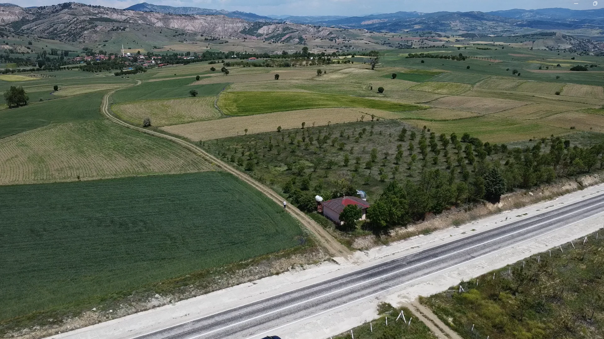 Bilecik Yenipazar da Yol Cepheli Meyve Agacli Mustakil Tapulu Satilik Arazi 1 4 Tiny House