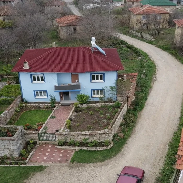 Bilecik Gölpazarı Satılık Köy Evi – 275m² Tapulu Arsa